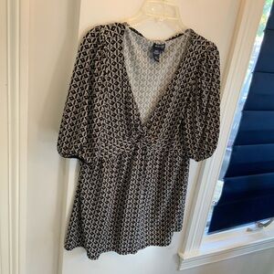 Max Edition Monochrome Patterned blouse size 1X. SKU 2896